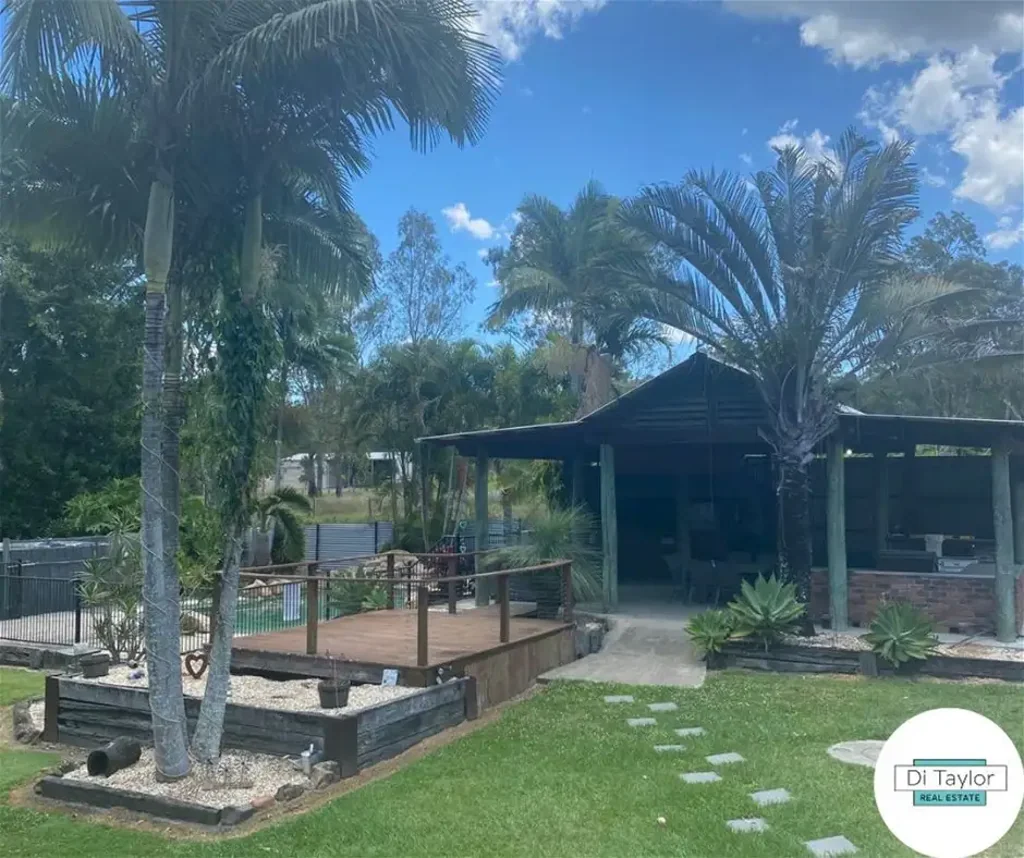 ACREAGE LIFESTYLE WITH INGROUND POOL!