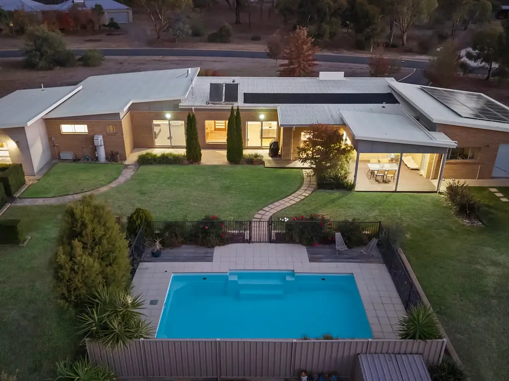 2 Leslie Place, Junortoun, VIC 3551