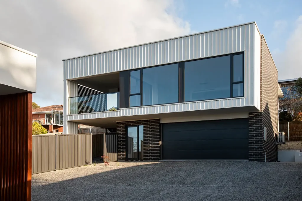 West Launceston 3침실 Stylish, modern townhouse with views.