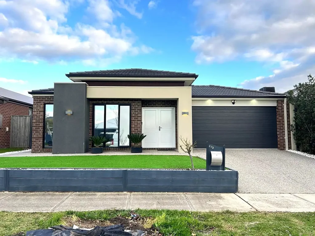 Spacious and Modern Family Living in Ramleigh Estate!!