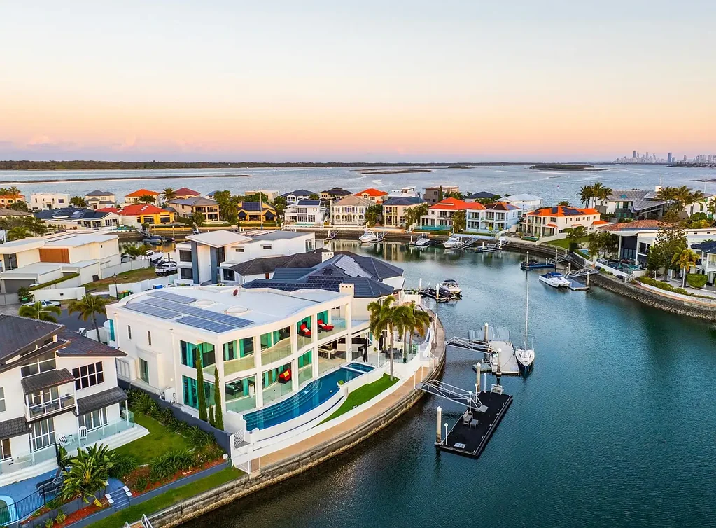 Paradise Point 5 Bedroom SOLID BUILT - TOP LUXURY FINISHES - HUGE & PROTECTED WATERFRONT