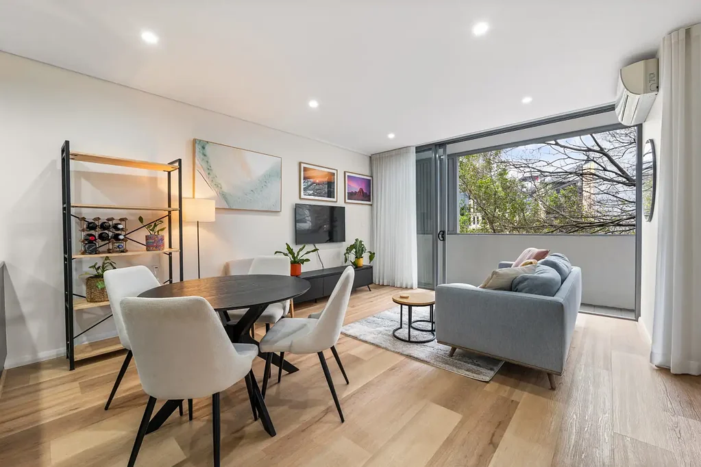 Fully Furnished, Beautifully Presented, Terrific Location