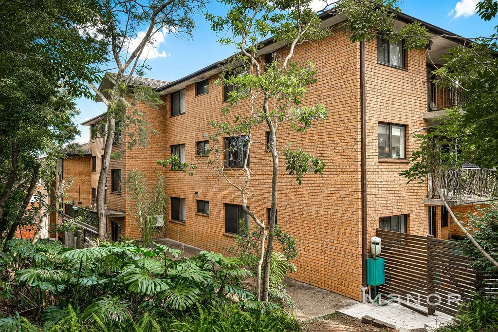 Top Floor Apartment with Double Garage in a Prime Location!