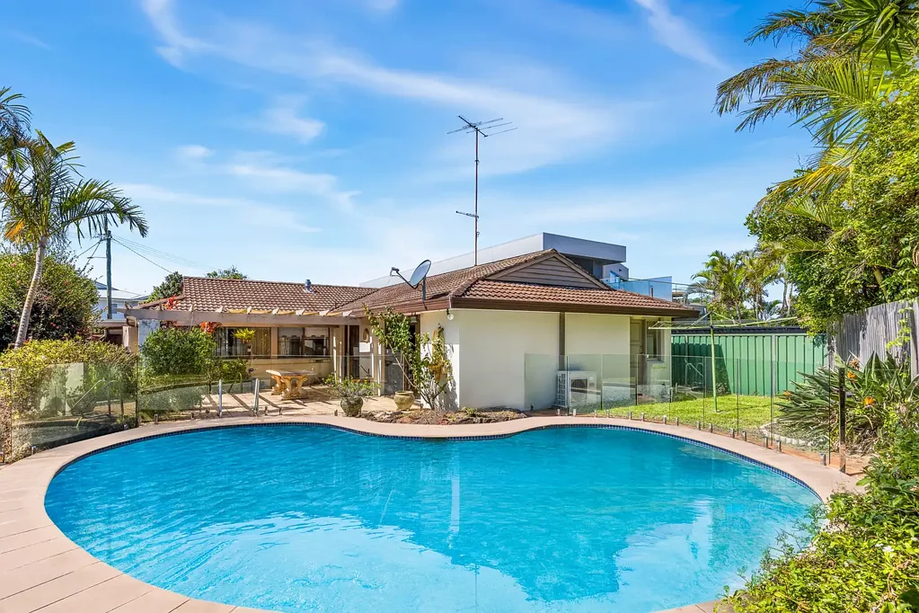 Malabar 3Zimmer Family Home On 654.Sqm & 17m Frontage With Pool, Double Garage And Huge Future Potential (STCA)