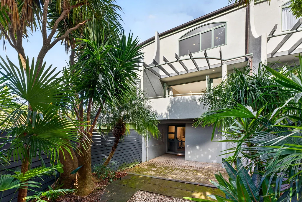 Hillcrest 3chambre Last Chance To Buy Before It's Rented!