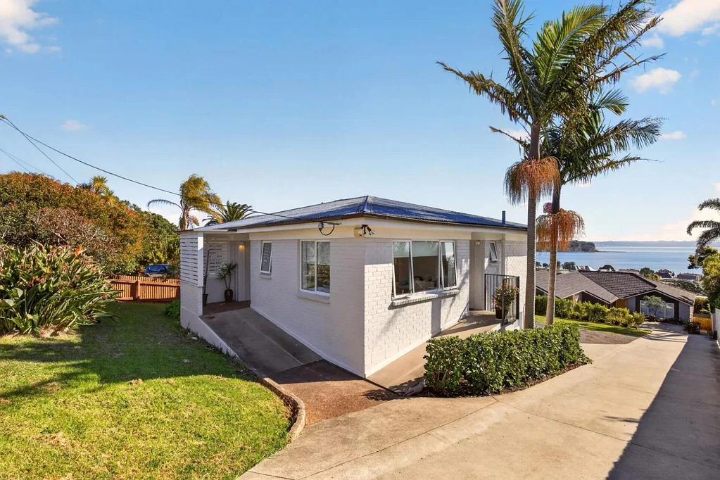 Brick cottage with sea views in Manly