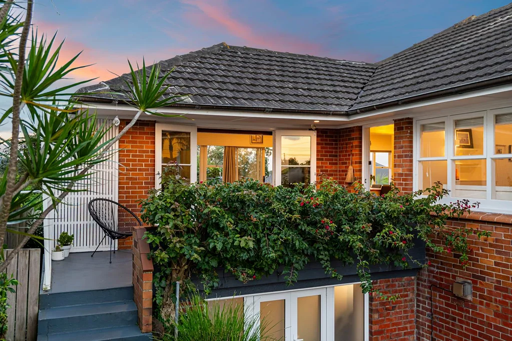 Devonport 3房  Off Main Road - Generous Family Home+Teen Retreat