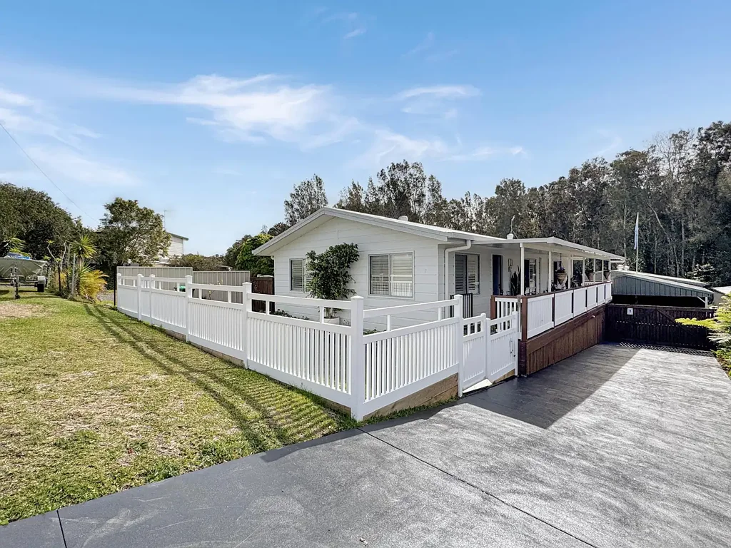 Coomba Park 4房  Amazing home with large shed near the lake