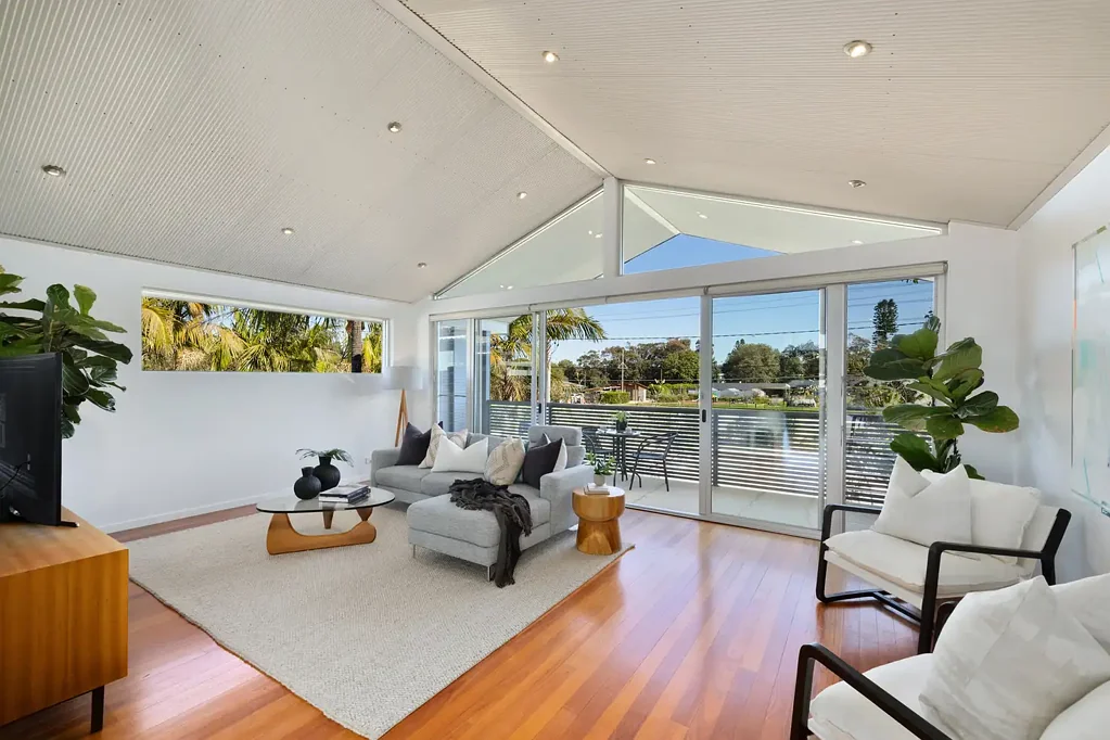 North Curl Curl 4chambre Spectacular beachside entertainer in a super-central lifestyle address