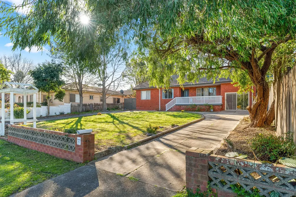 Bomaderry 3ਬੈੱਡਰੂਮ Charming Home on R3 Zoned 809sqm - Endless Potential