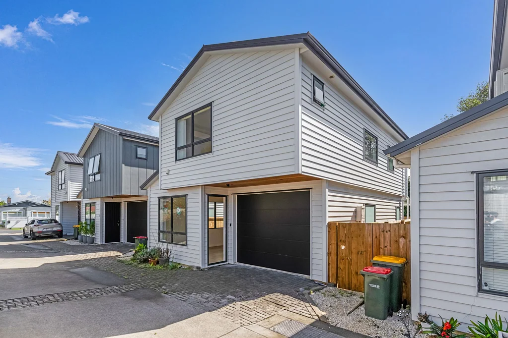 New Lynn 3 Bedroom Near New - Needs to Sell!