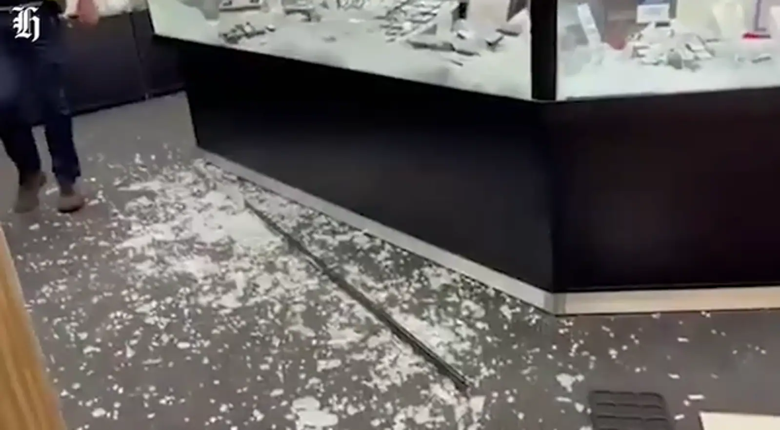 触目惊心!奥克兰店铺遭暴力抢劫,损失惨重一片狼藉