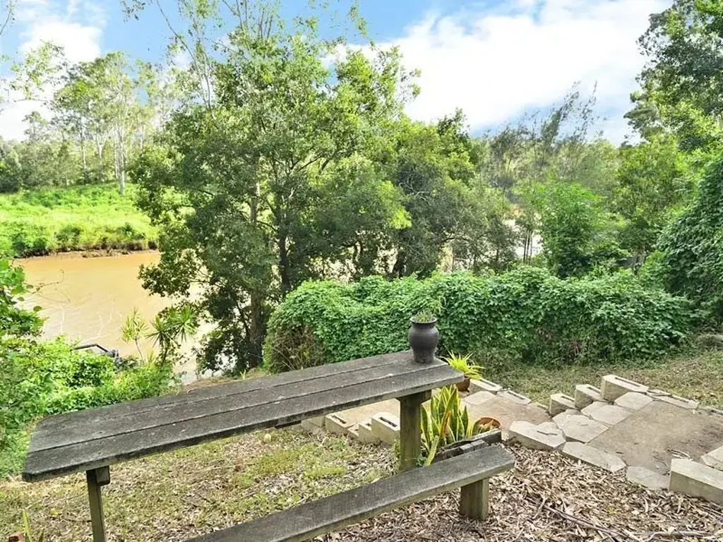 Karalee 3 Slaapkamer Absolute Waterfront Living – Your Private Riverfront Paradise Awaits
House survived the flood