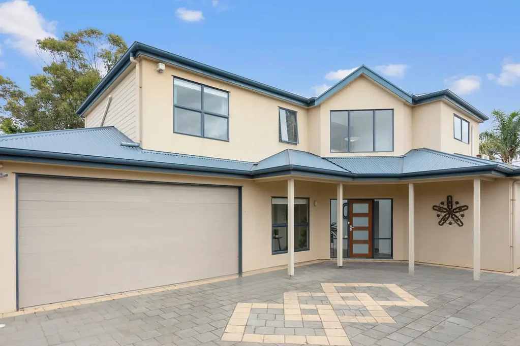 Christies Beach 5 Bedroom Seaside comfort and space just moments from the shore