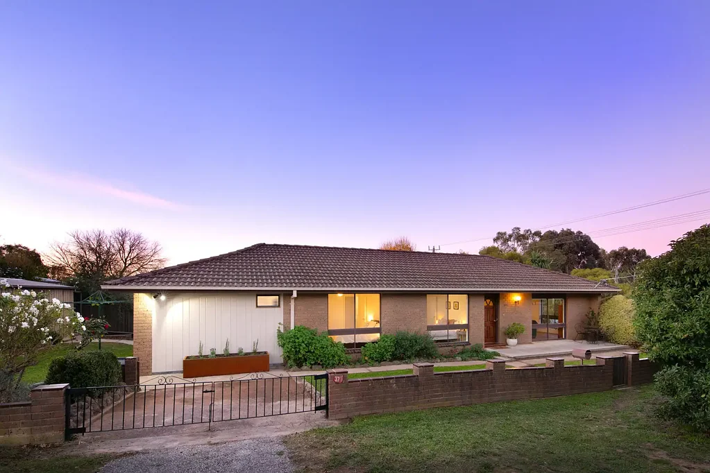 Castlemaine 4 Slaapkamer Classic brick beauty with versatile contemporary spaces.