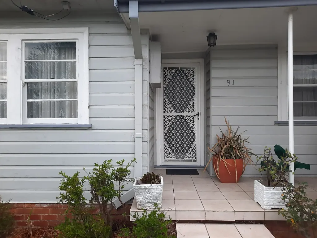 COMFORTABLE FURNISHED 3-BEDROOM HOUSE