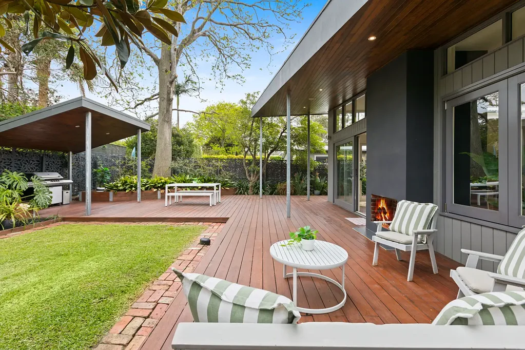 Beaumaris 3房 海滨风格住宅 宽敞家庭空间 高侧窗采光 精致美食厨房 遮蔽BBQ露台 豪华主卧套件 独立学习区 步行至优质学校 邻近美丽海滩 Stylish & Spacious Family Entertainer