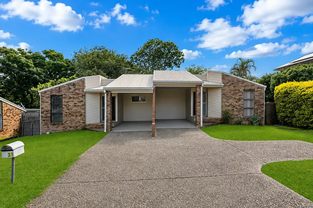 Large 2 bedroom duplex with Aircon!