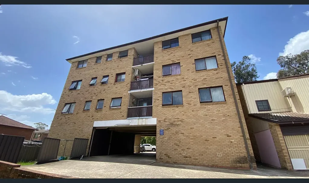 CLOSE TO THE STATION AND SHOPS!!