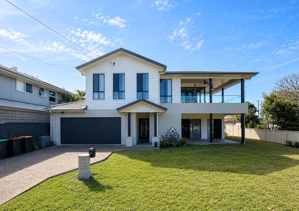 Stunning Family Home with Water Views, Spa Pool & Room for the Caravan