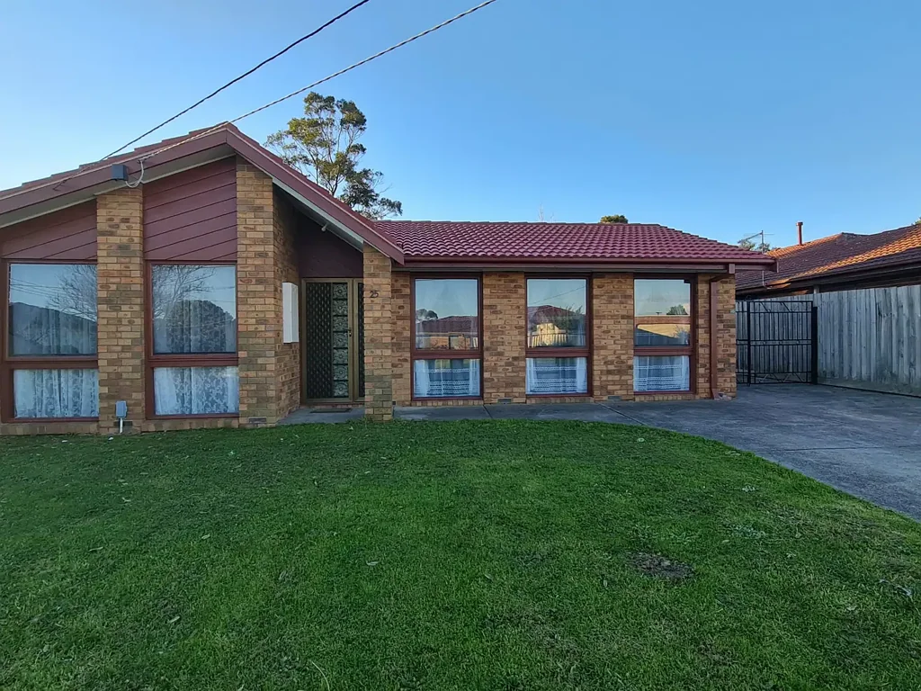 4 BEDROOM FAMILY HOME IN KEYSBOROUGH