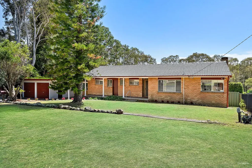 Buttaba 3ਬੈੱਡਰੂਮ Lakeside family air-conditioned home - double garage and room for the boat