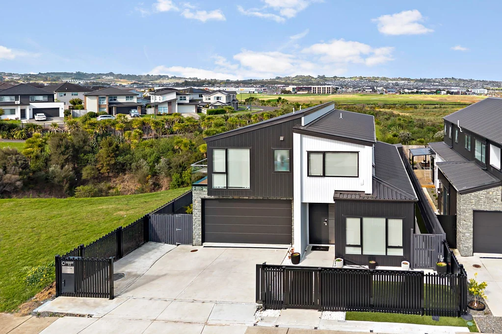 Flat Bush 5 Slaapkamer Unmatched Location, Premium Living by a Reserve!