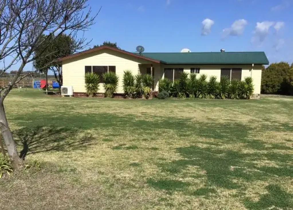 Tidy farmhouse for rent close to town
