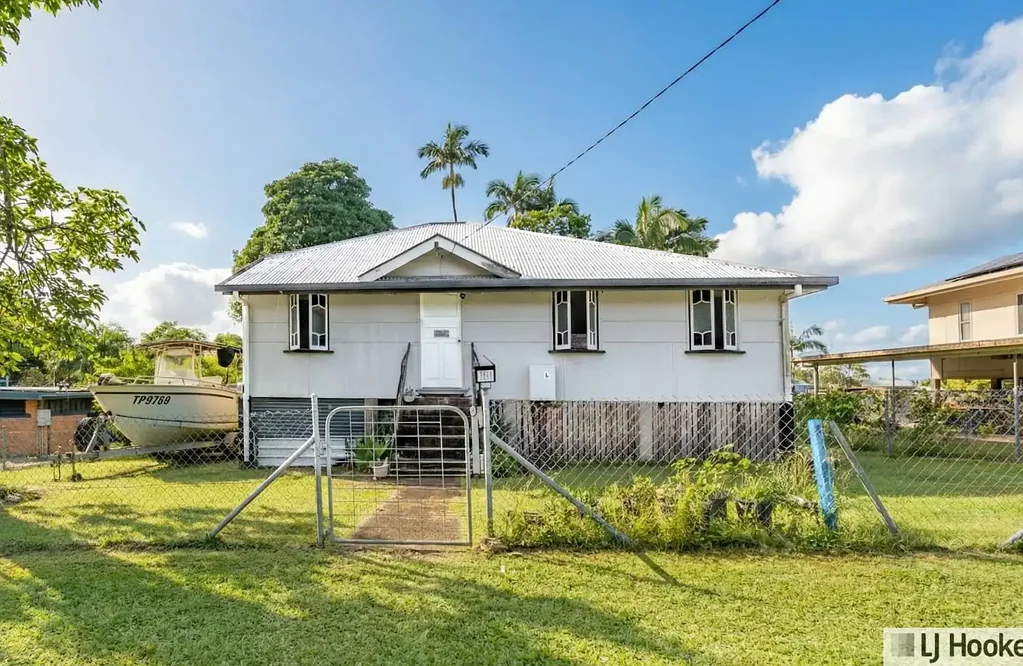 Tully 6 Slaapkamer Spacious Six-Bedroom Highset Home in Central Tully