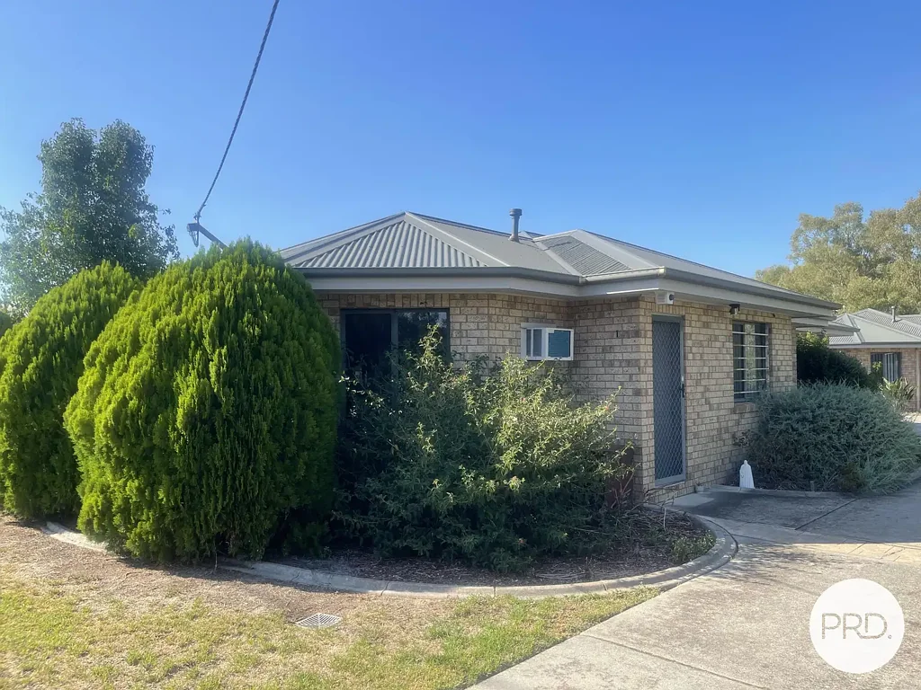 COMFORTABLE THREE-BEDROOM TOWNHOUSE!