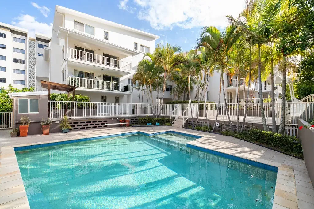Southport 3 Slaapkamer Spacious Living 3 bed Unit in Convenient Location
