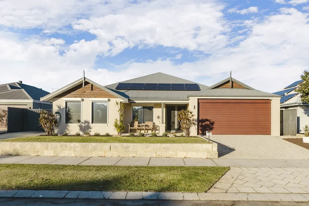 Aveley 4침실 Modern Family Living with Poolside Appeal