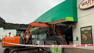 活久见！新西兰男子开挖掘机偷盗ATM，造成17万纽币损失！