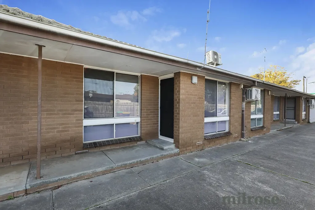 Freshly Renovated Unit Opposite Werribee Train Station!