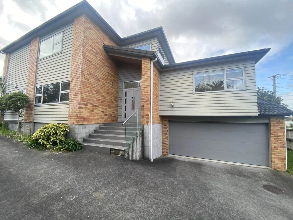Spacious 5-Bedroom Family Home in Convenient M...