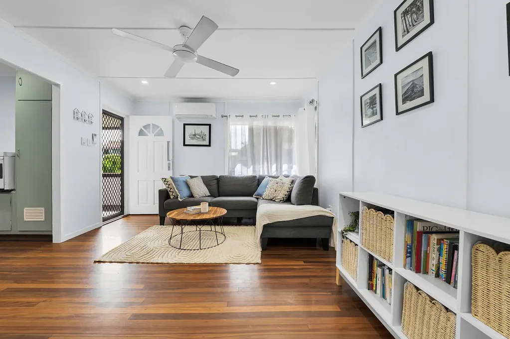 Wynnum West 3房 宽敞728平地块 硬木地板铺就 分体空调全屋 双车库便利 巨大遮盖娱乐区 多车可容 储物空间充裕 近Iona College Double Side Access on a Generous Block!