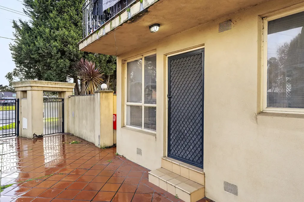 Fawkner 1બેડરૂમ Sunny Apartment with a Huge Courtyard Surprise
