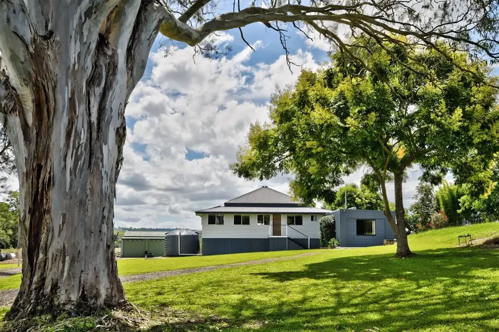 Lagoon Grass  Renovated 10-Acre Lifestyle – Exceptional Convenience