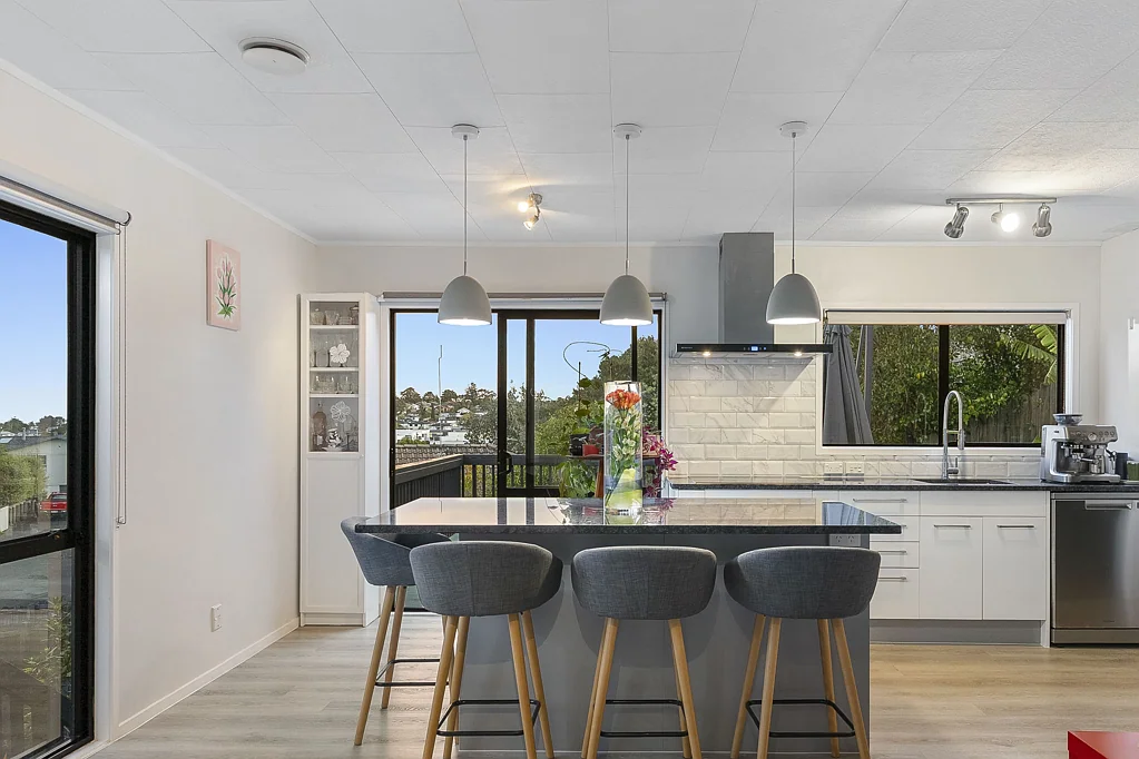 Totara Vale 3房 阳光露台+低维护花园，优质学区，绿意环绕，业主迁居海外，机不可失！ PRESENTING ALL OFFERS - KEEN TO MOVE BY XMAS!