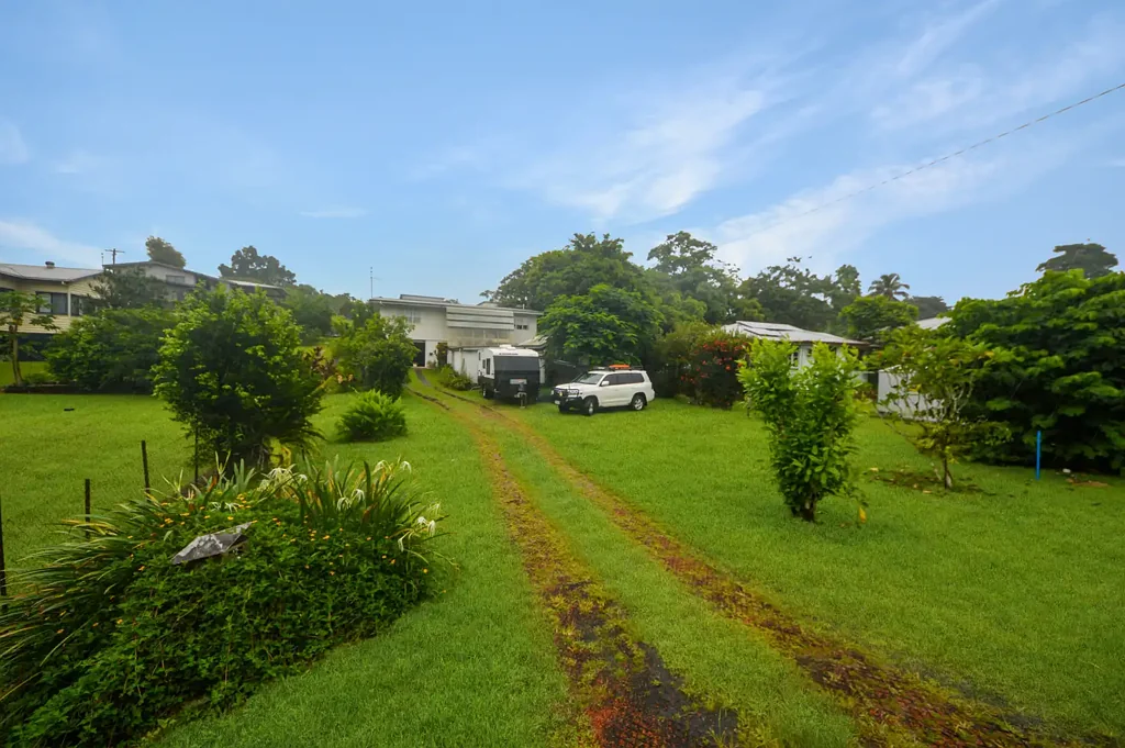 East Innisfail 3房  Charming Classic Queenslander on a Spacious 1,012m² — Walk to Town, Quiet Location