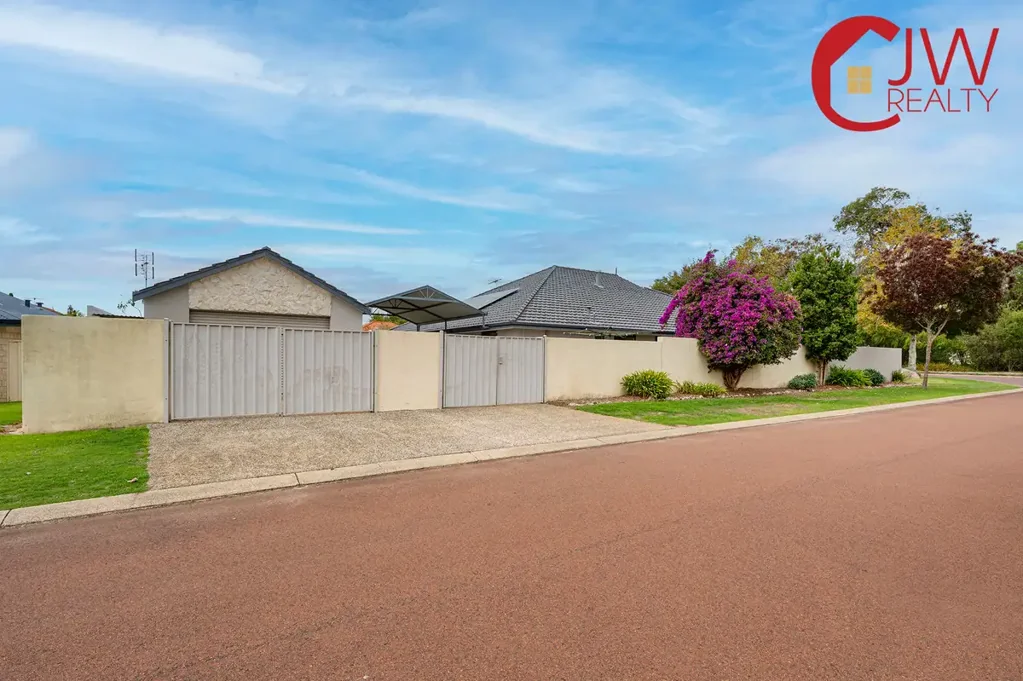 West Busselton 5ห้องนอน Spacious Family Living in Prestigious Old Broadwater Farm Estate!