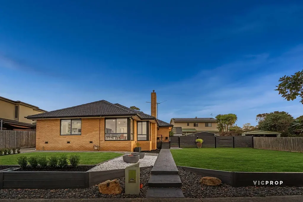 Ferntree Gully 3Moenga Charming Home on 737m2 & Huge 25M Frontage !!