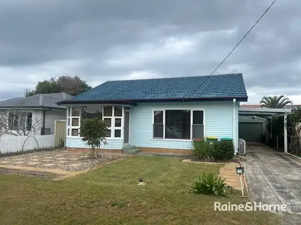 Neat cottage in prime location!