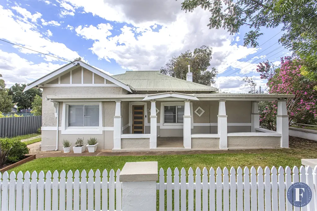 Cowra 3Kwarto Stylish Renovated Home with Versatile Studio Space