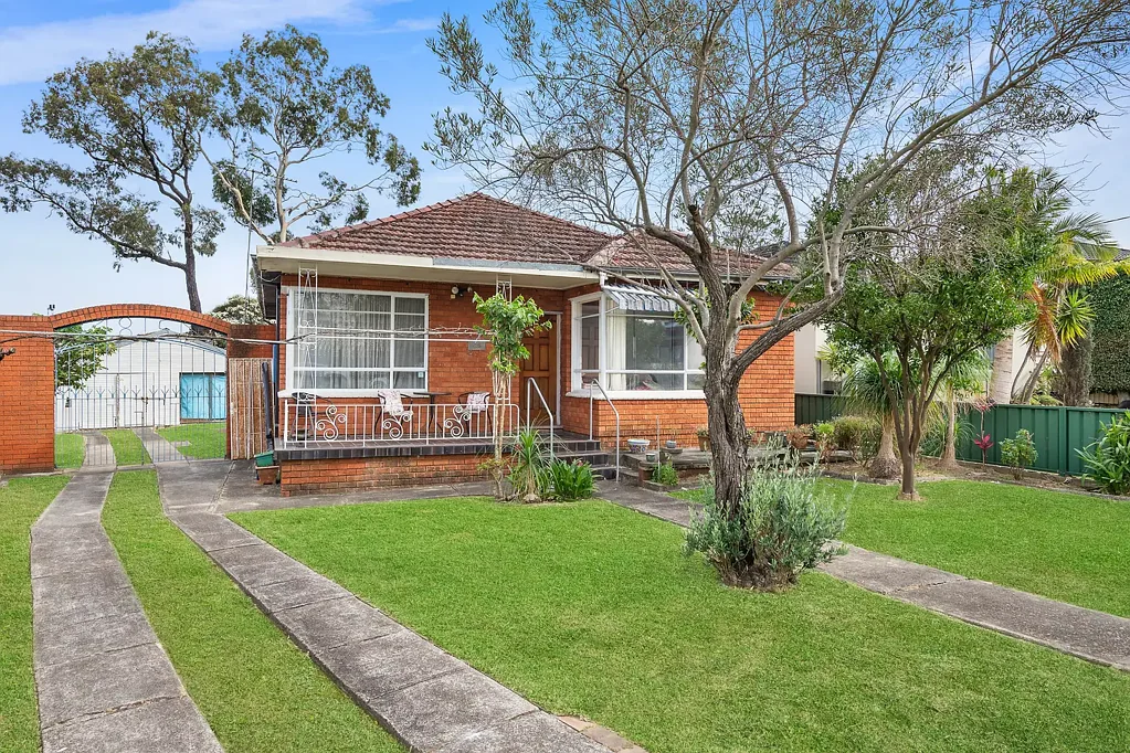 85 Canarys Road, Roselands, NSW 2196