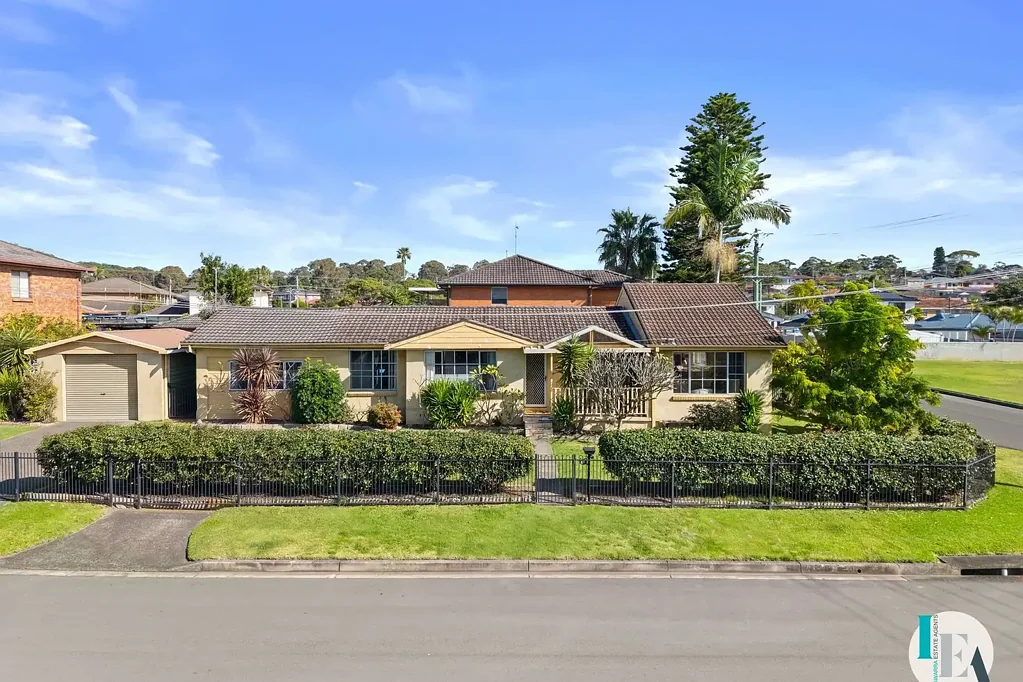 Barrack Heights 4房  More than meets the eye – spacious family living with exciting potential!