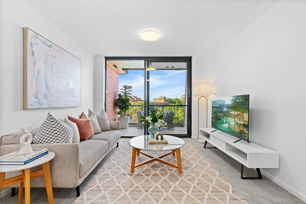 Erskineville 1chambre 77sqm East facing top floor one bedroom apartment + study w/ parking