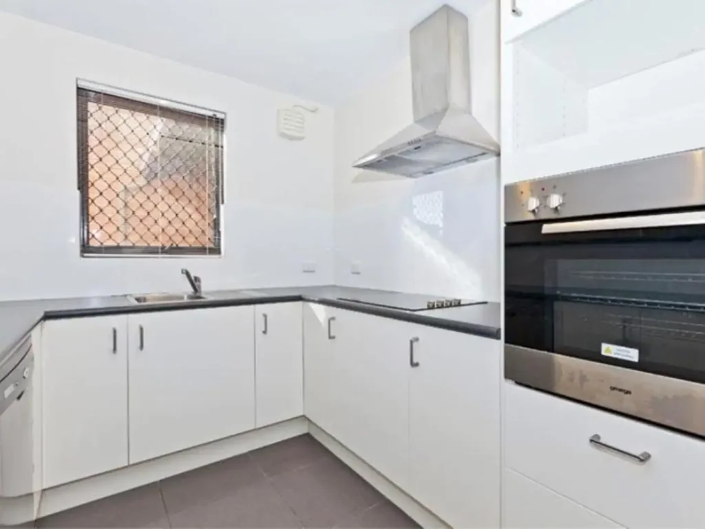 CENTRAL LOCATION - 3 X 1 TOWNHOUSE