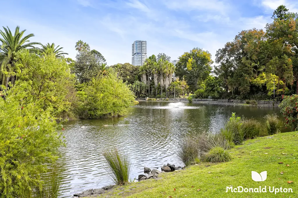Moonee Ponds 2房 翻新现代厨房 高品质电器 自然采光充沛 私人阳台公园景 地暖空调系统 交通购物便利 Refurbished Gem in Exclusive Location