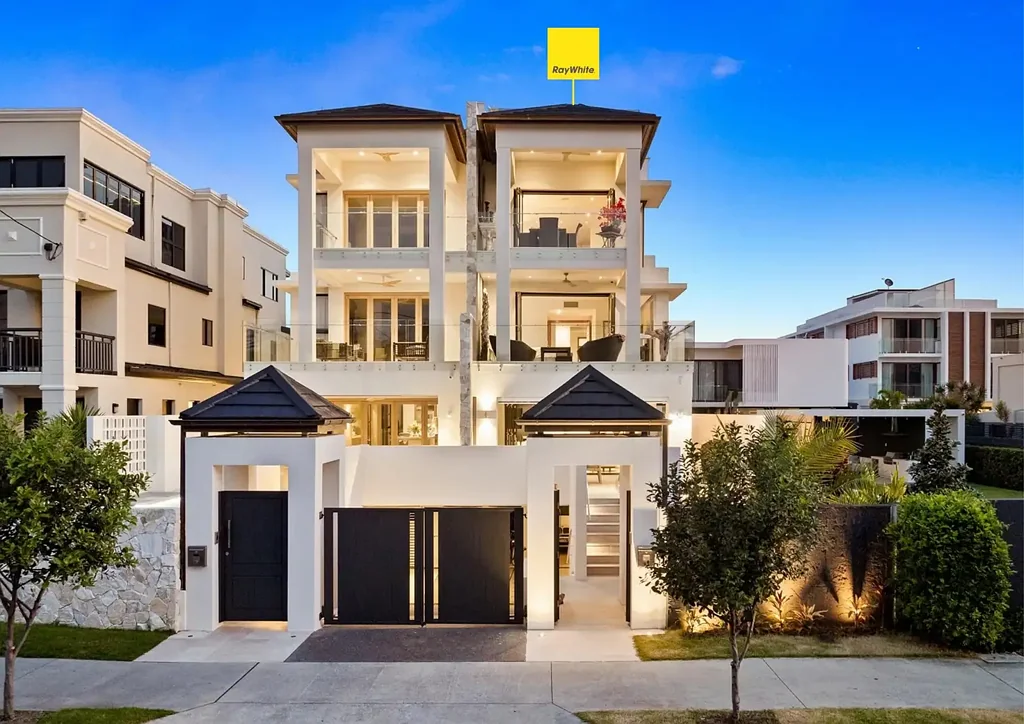 Main Beach 4房  Beachside Villa with 4-car basement garage only steps to Sand & Tedder Avenue